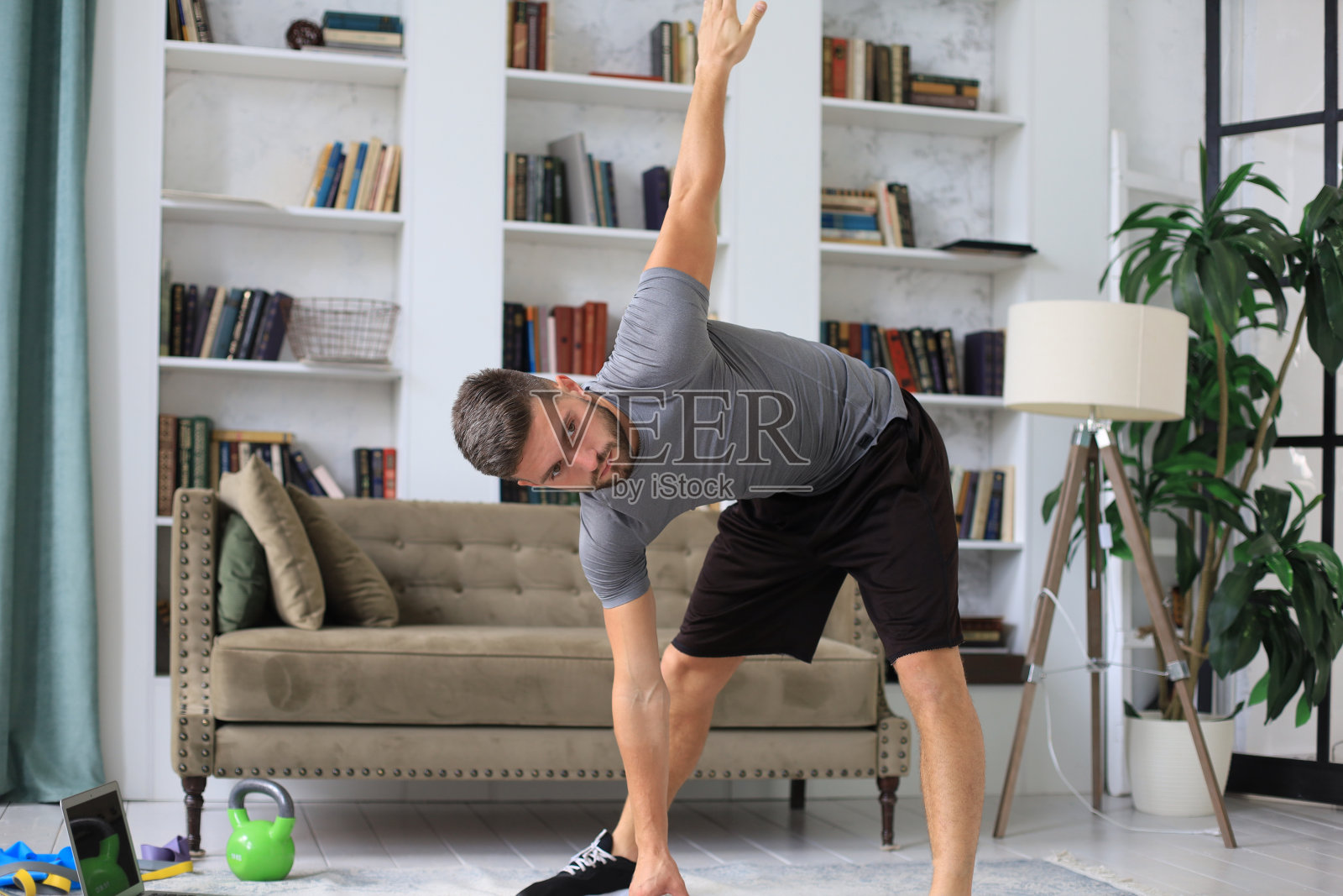 帅哥在家做运动。健康生活理念。照片摄影图片