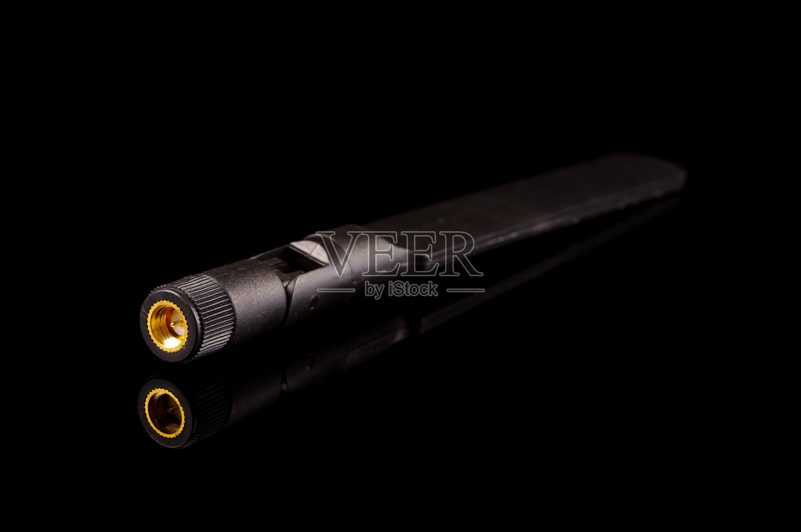 用于物联网和5G的单极天线隔离在黑色背景上照片摄影图片