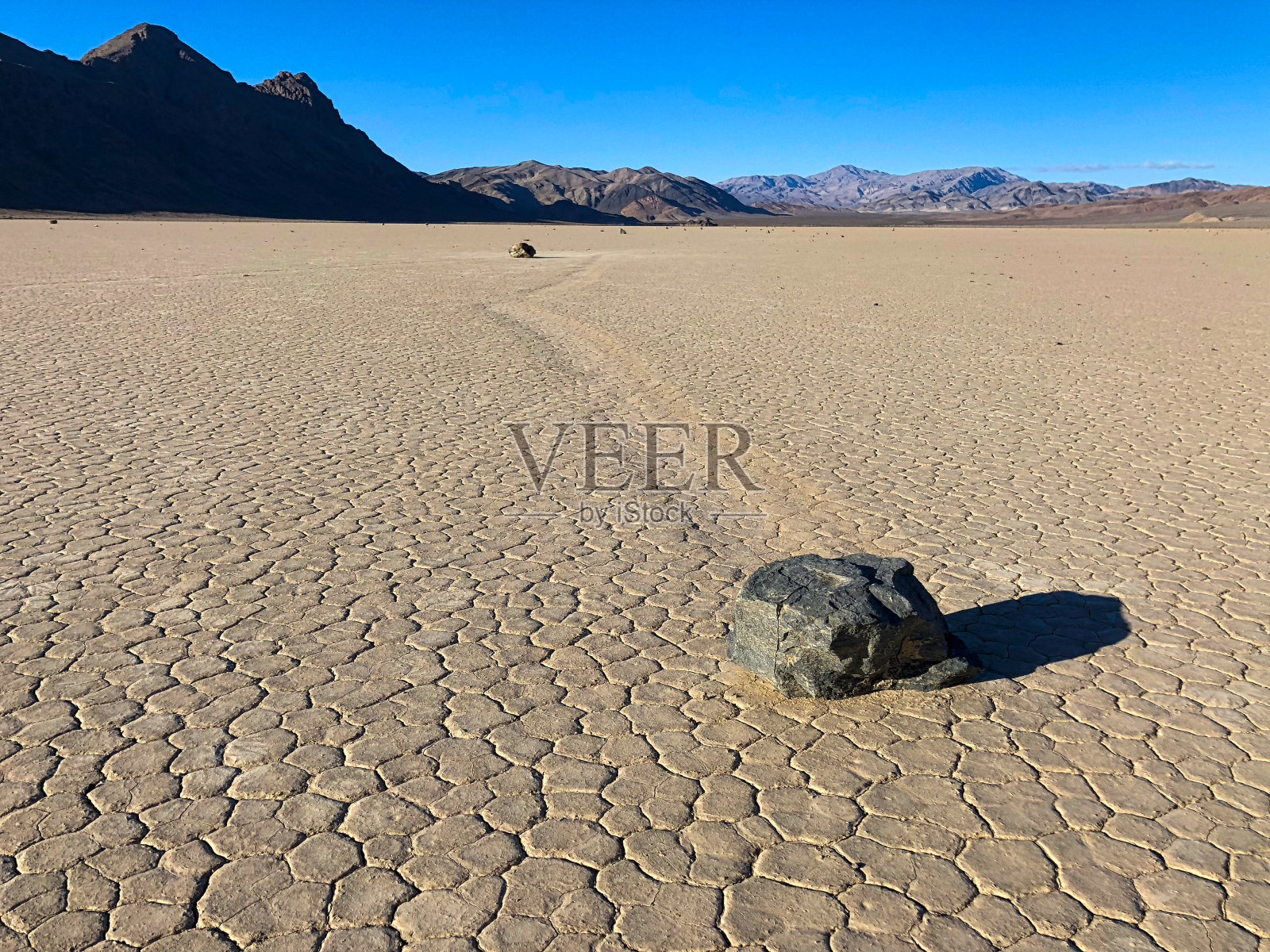 赛马场盐湖的岩石照片摄影图片