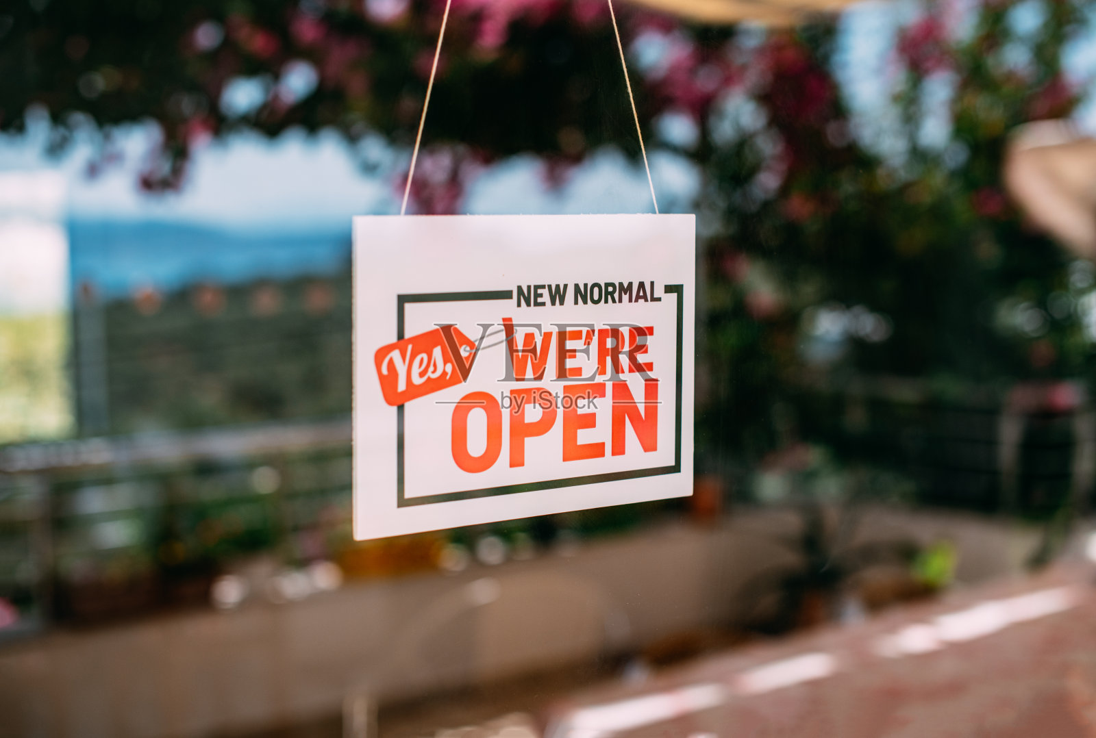 请进，窗户上挂着“打开”的牌子照片摄影图片