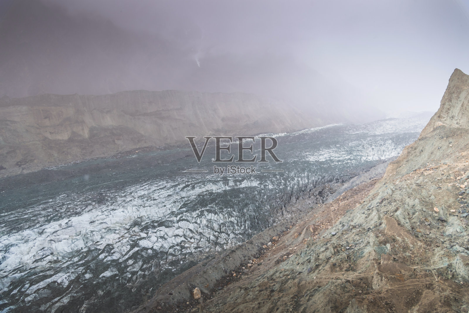 清晨，巴基斯坦喀喇昆仑山脉的K2。照片摄影图片