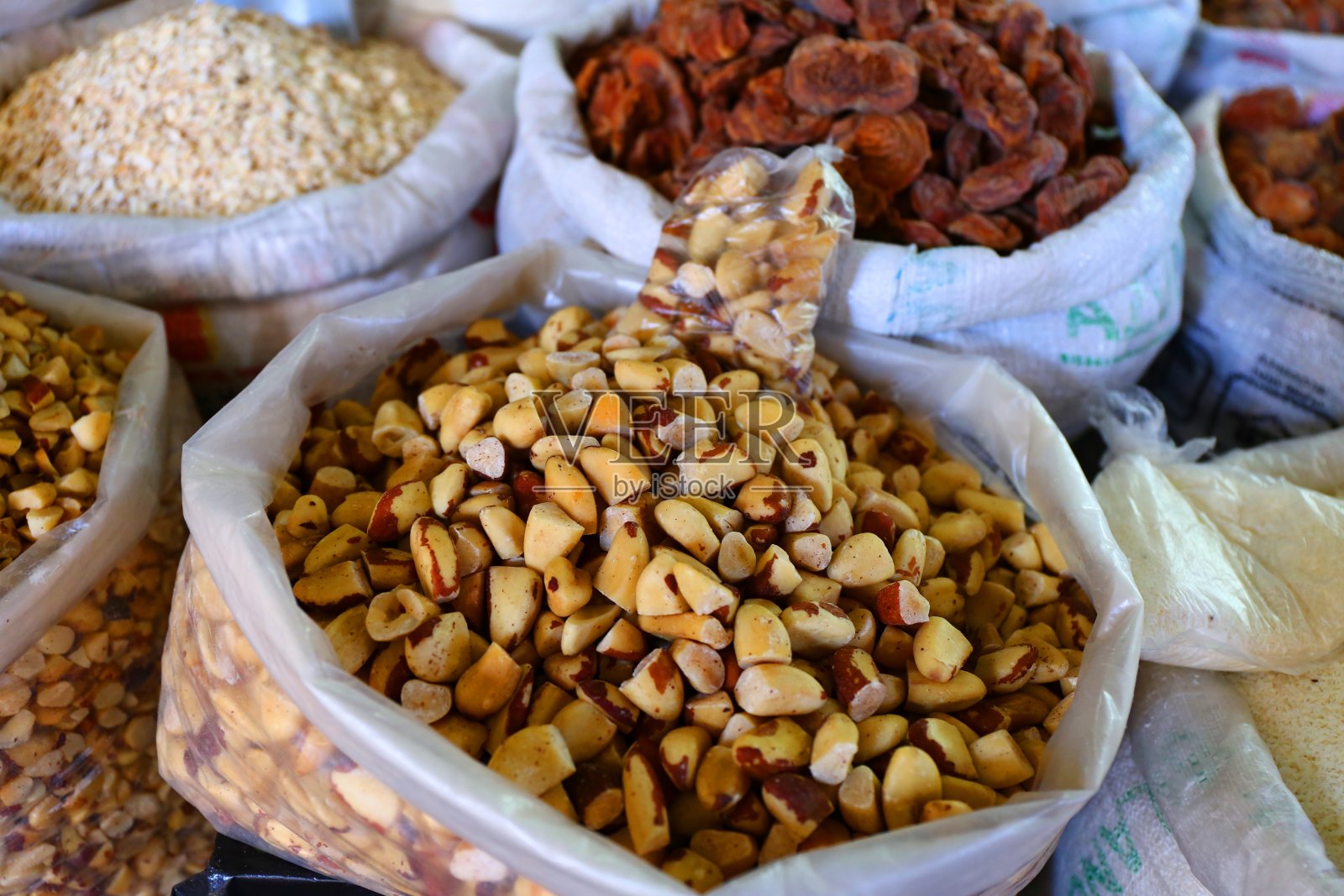 玻利维亚苏克雷市场上的巴西坚果照片摄影图片