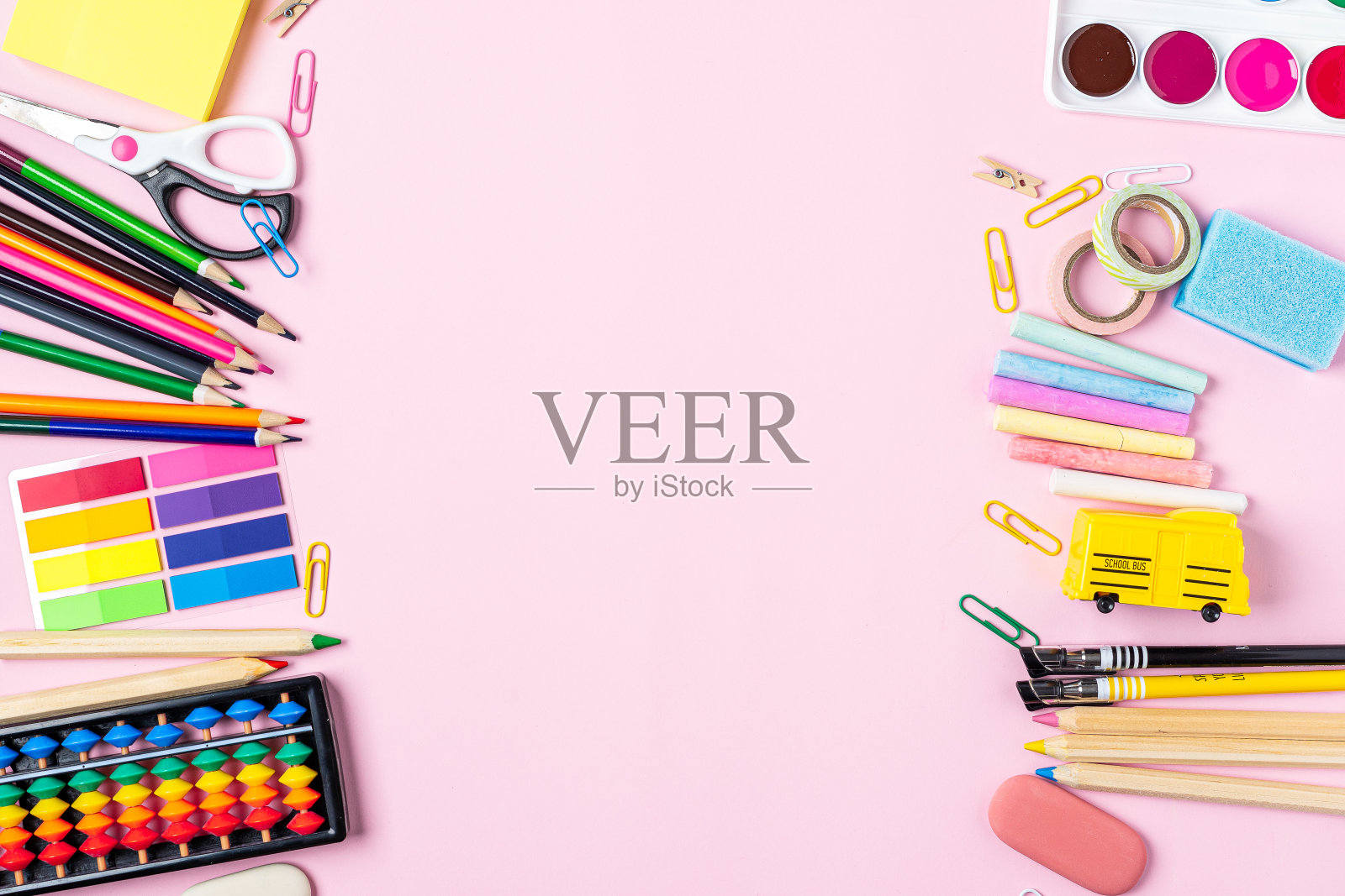 平铺的现代粉色办公桌面与学校用品在桌子周围的空白空间为文本。回到学校的概念。副本的空间。照片摄影图片