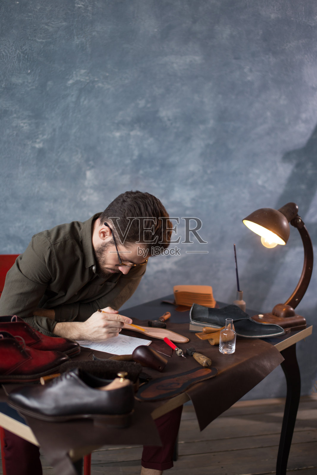 可爱的鞋匠发展草案照片摄影图片