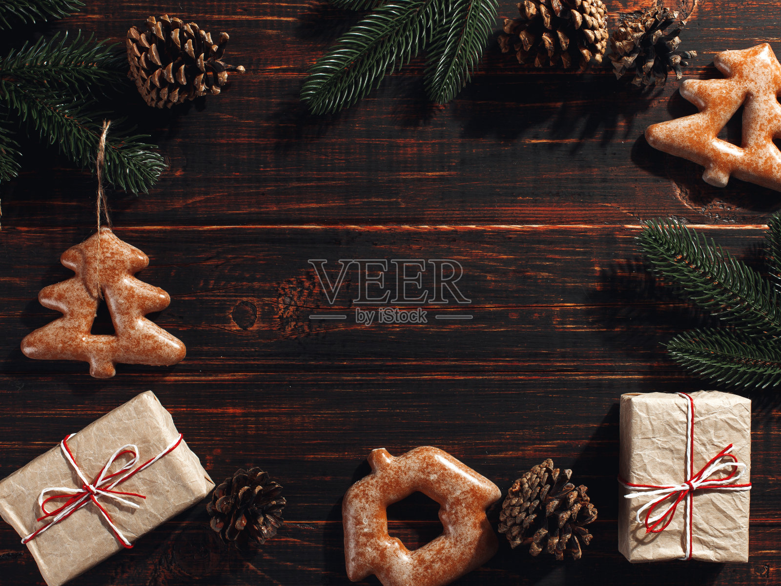 圣诞姜饼饼干，松枝和松果在一个木制的背景，复制空间。照片摄影图片