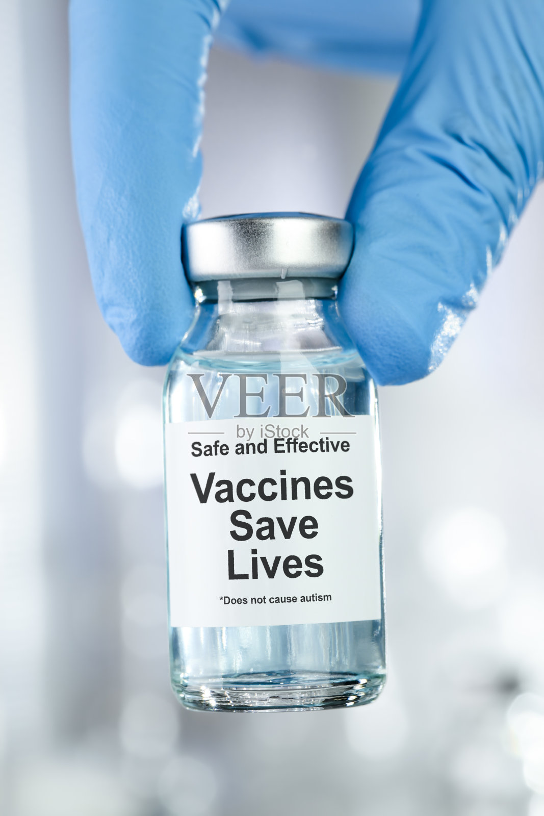 医疗保健概念与一只手在蓝色医疗手套拿着疫苗小瓶与文本疫苗拯救生命照片摄影图片