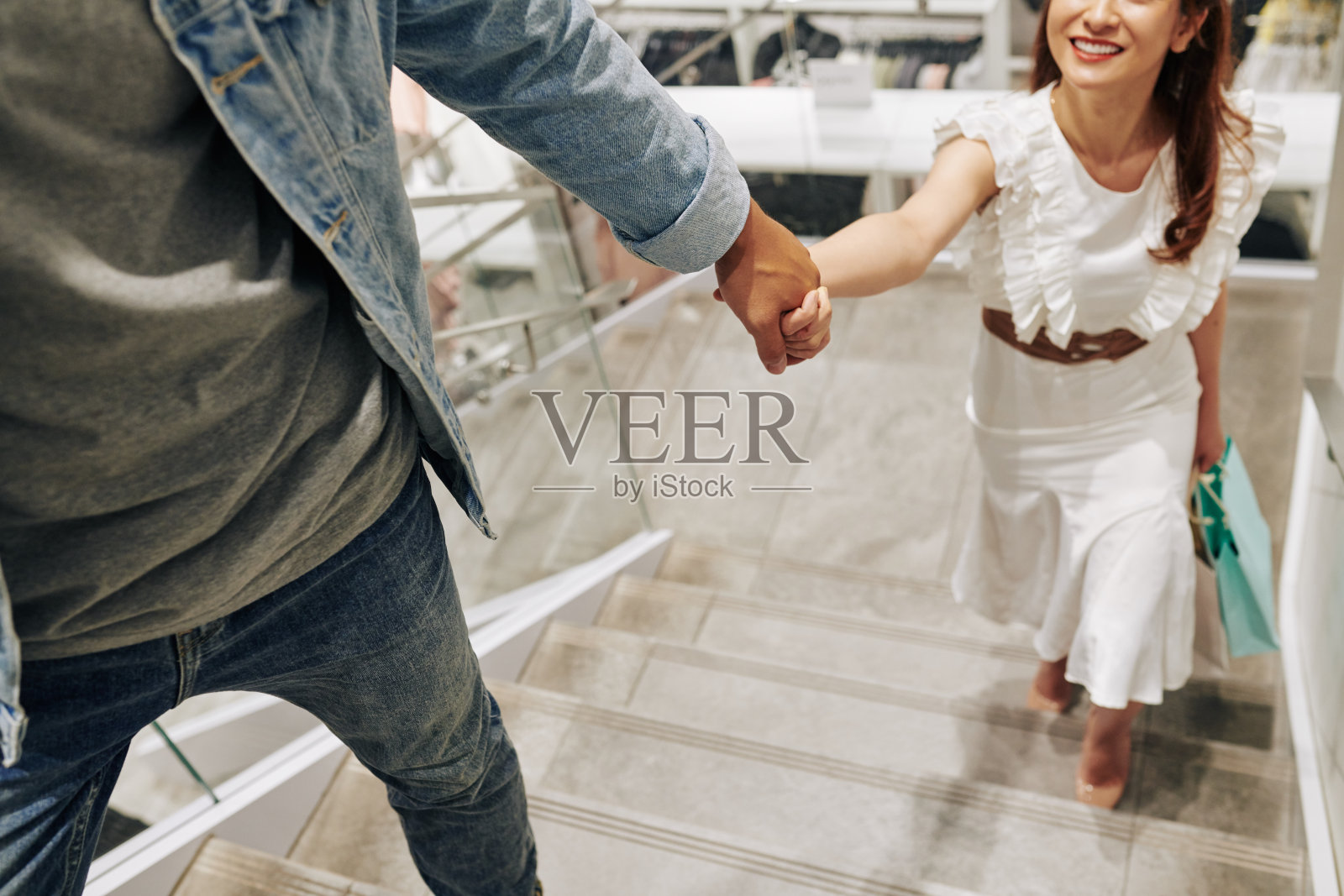 情侣离开购物中心照片摄影图片