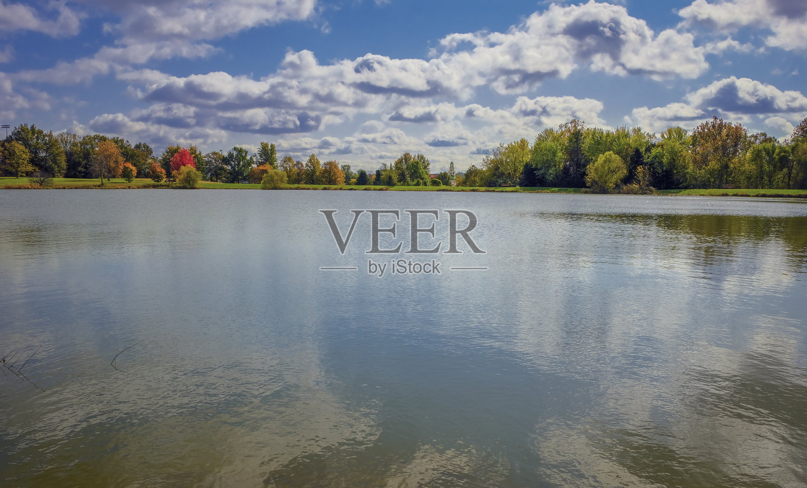 低角度的湖在秋天与天空反射在水照片摄影图片