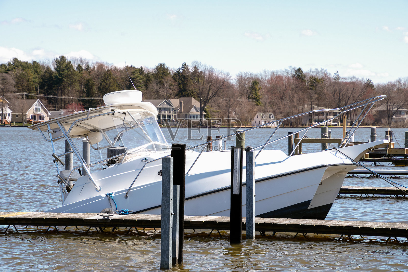 一艘白色双体船在码头沉没照片摄影图片