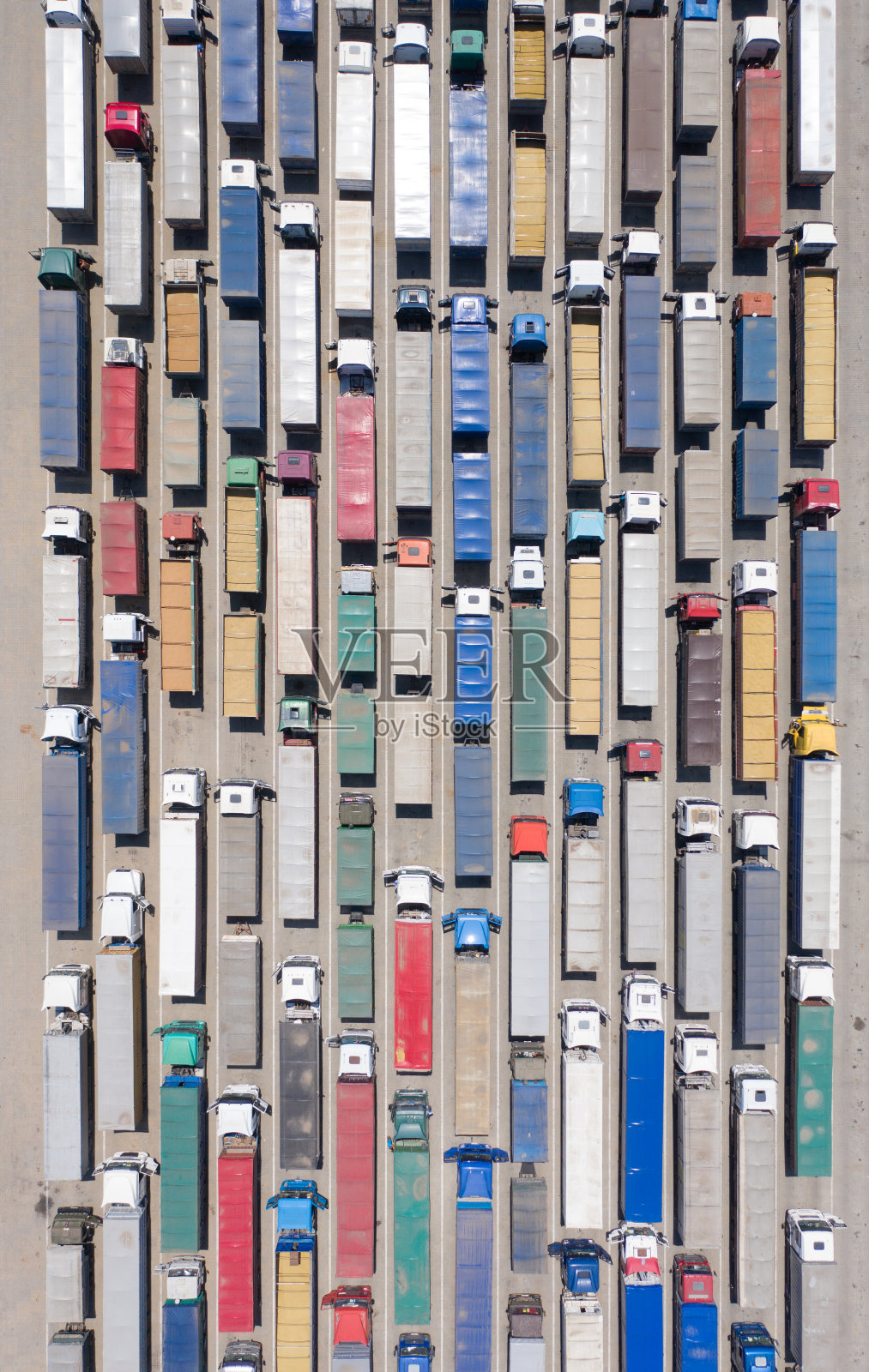 卡车排成长队到终点站。照片摄影图片