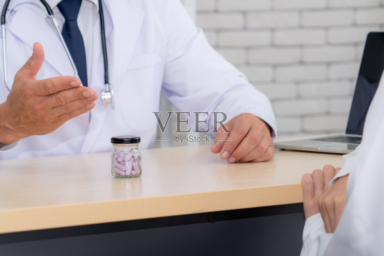 身穿专业制服的医生在医院为病人检查照片摄影图片