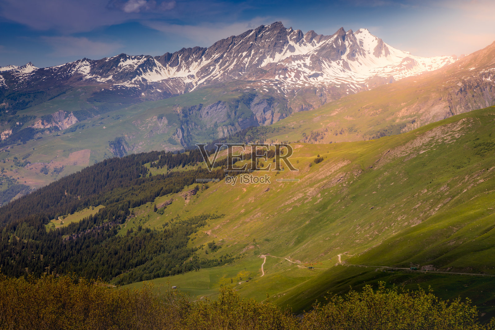 田园诗般的高山景观在春天与野花在Val d'Isère, Vanoise -法国阿尔卑斯山照片摄影图片