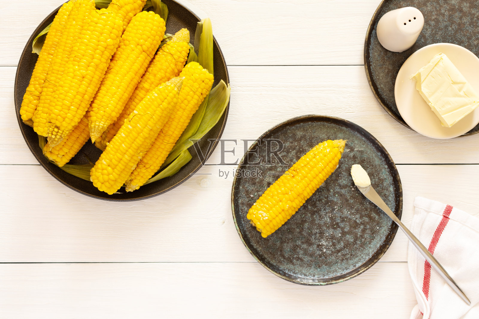 美味多汁的甜熟玉米照片摄影图片