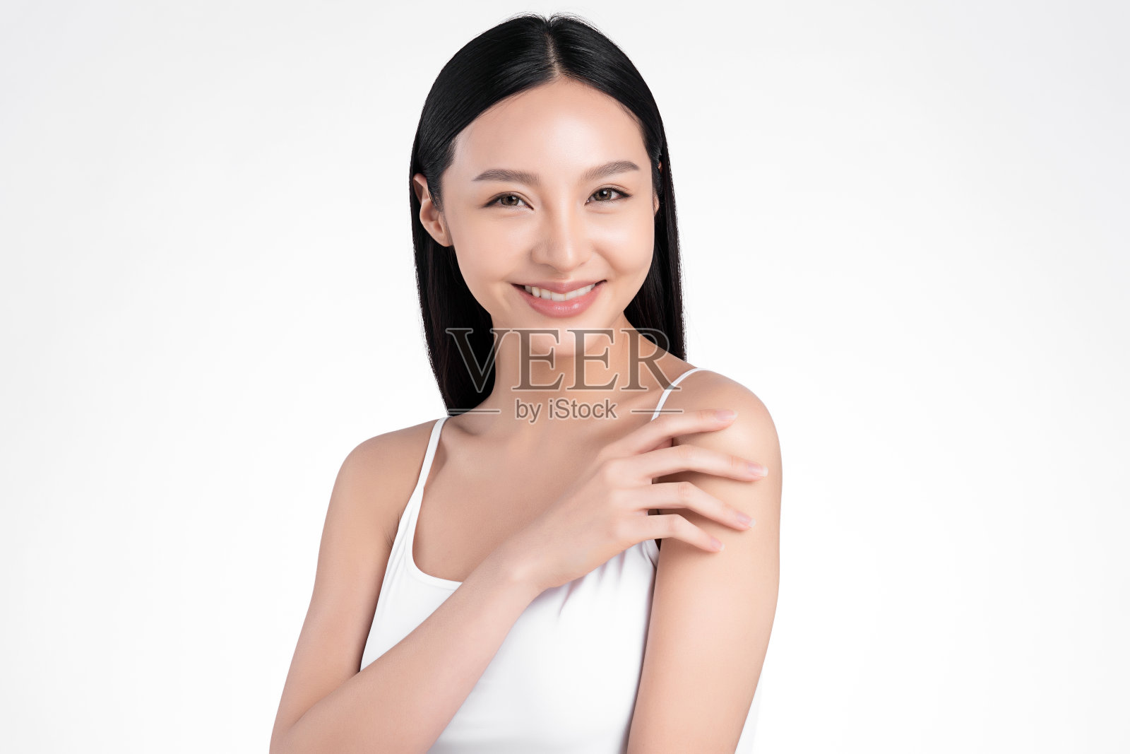 美丽年轻的亚洲女人与清洁新鲜的皮肤，在白色的背景，面部护理，面部治疗。美容、美容和水疗。亚洲女性肖像照片摄影图片