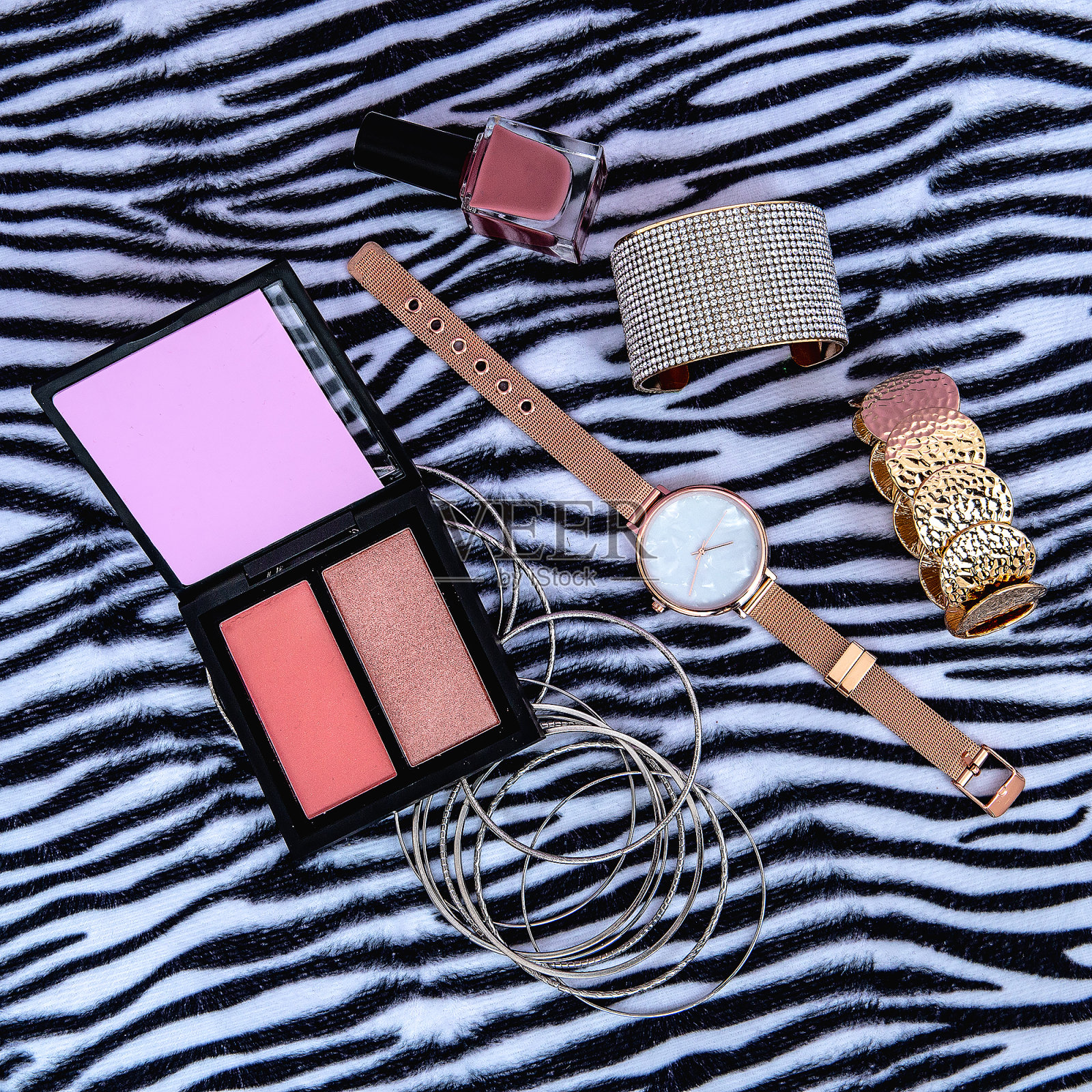 手腕配件，手镯和手表上的动物背景。迷人的时尚概念。构成了时尚照片摄影图片