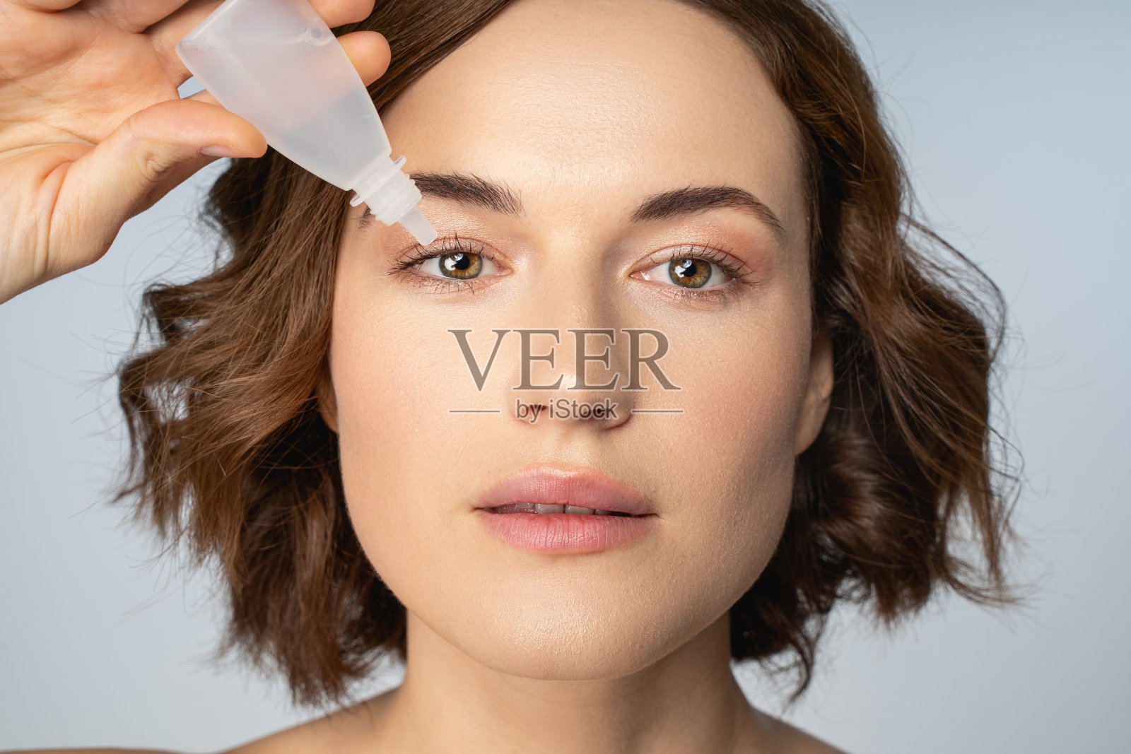 美丽的白人女性治疗她疲惫的眼睛照片摄影图片