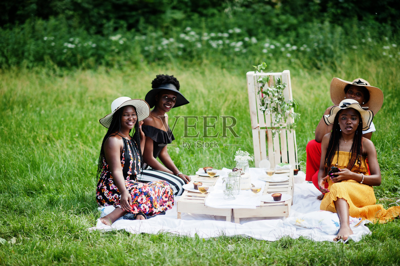 一群非裔美国女孩庆祝户外装饰的生日派对。照片摄影图片