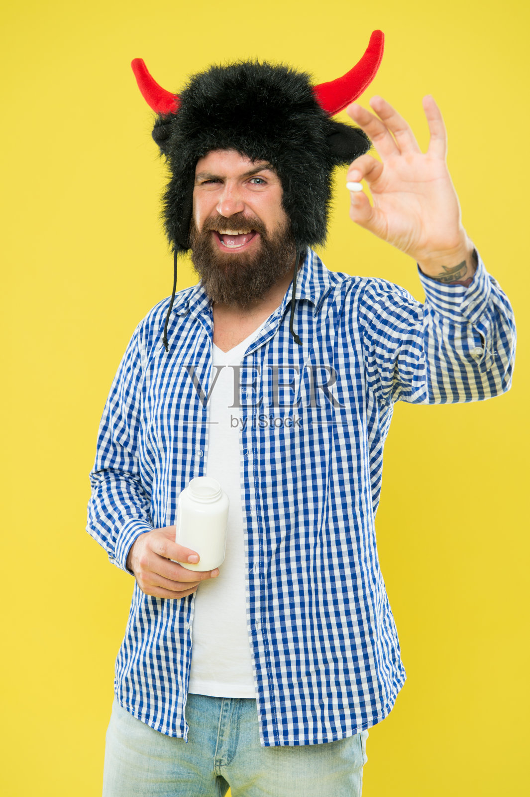 药物治疗。我的大胡子拿着药片和药瓶。生病的潮人用口服药丸治疗疾病。你可以相信的治愈方法照片摄影图片