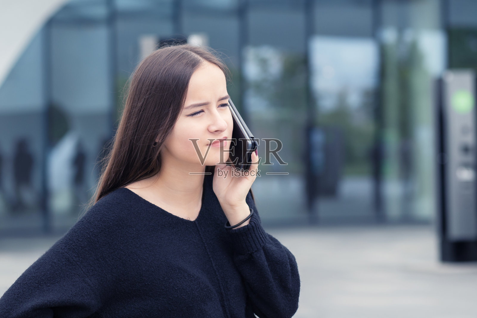 现代商业女性谈论智能手机附近的开放空间阁楼办公室照片摄影图片