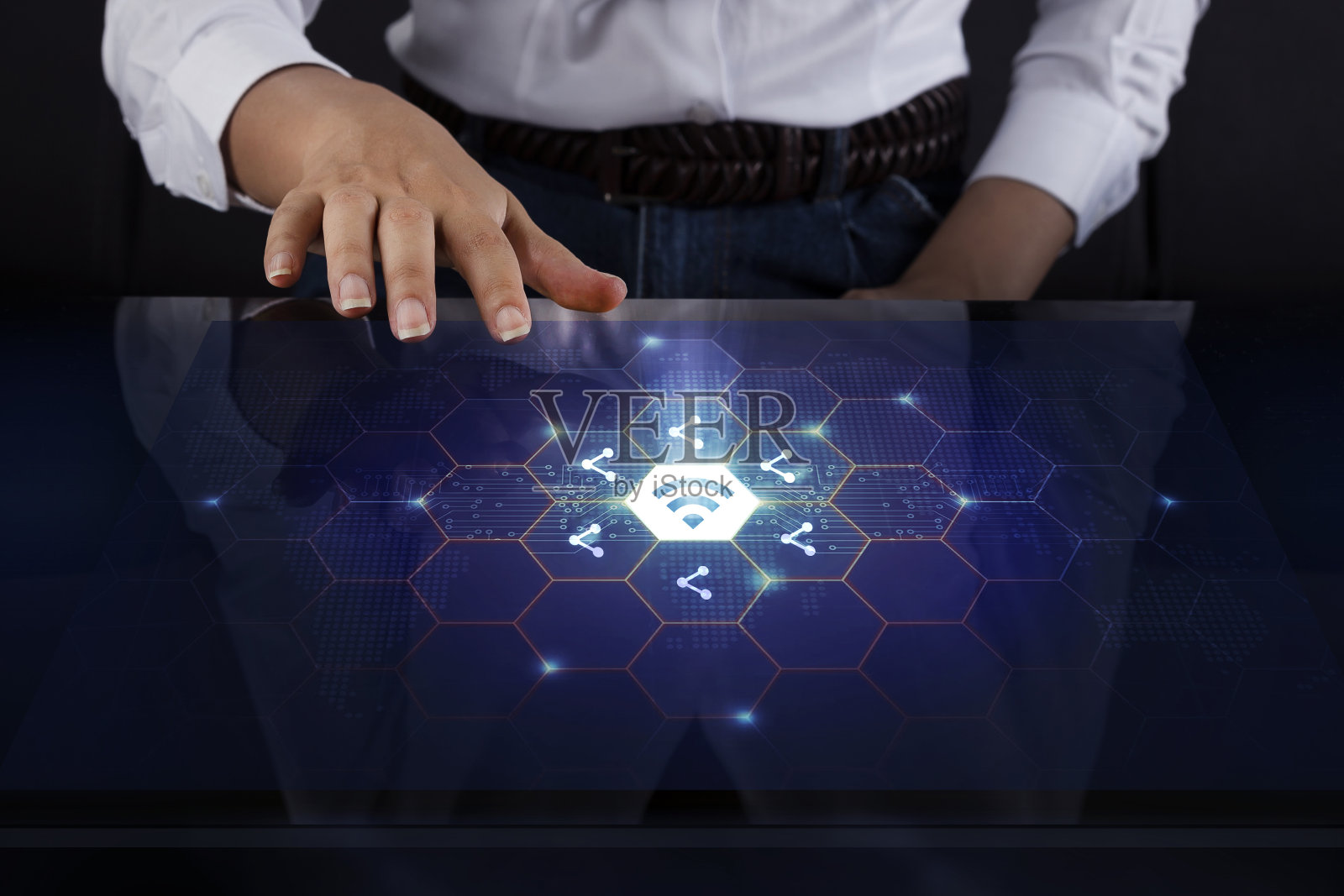 商务女性触摸关于Wifi和分享图标的数字屏幕照片摄影图片