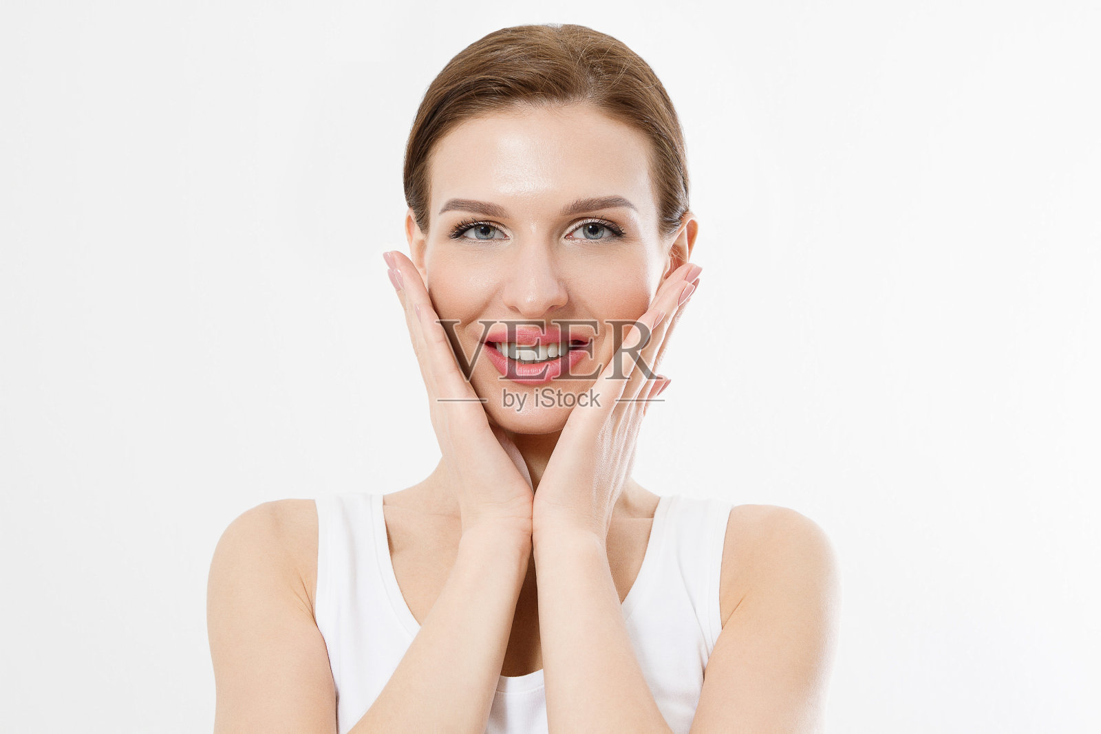年轻美丽的女人触摸干净新鲜的脸皮肤。抗衰老的概念。面部护理。美容、美容和水疗。孤立在白色照片摄影图片