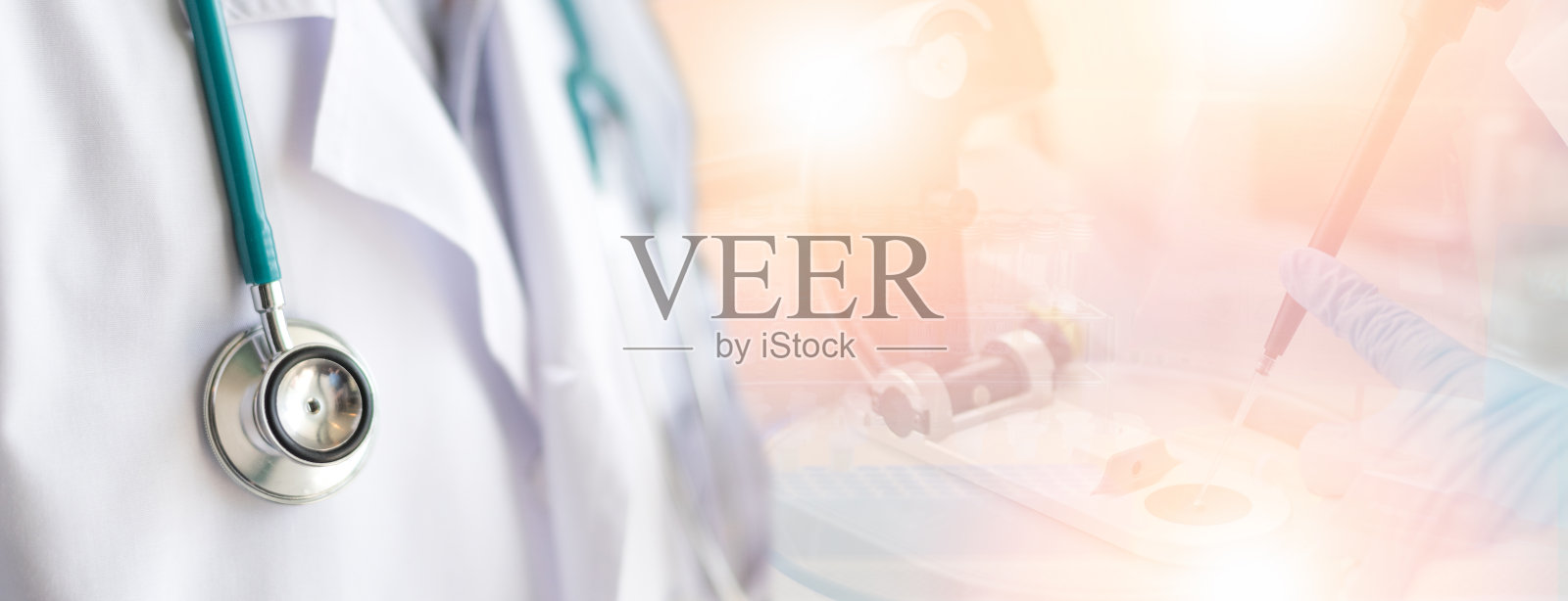 在医院或诊所抗击COVID-19的医生或医师身穿白袍制服，佩戴听诊器，佩戴实验室背景旗帜照片摄影图片