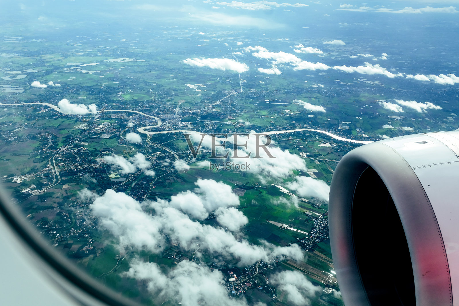 从飞机窗口观看照片摄影图片