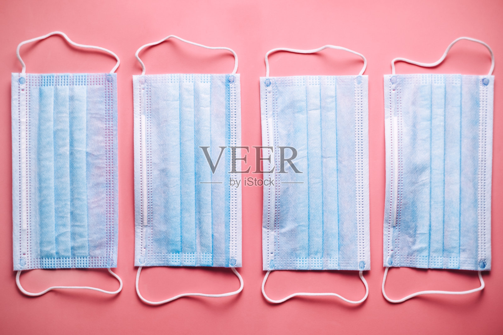 一组医用防护口罩隔离在粉红色背景上照片摄影图片