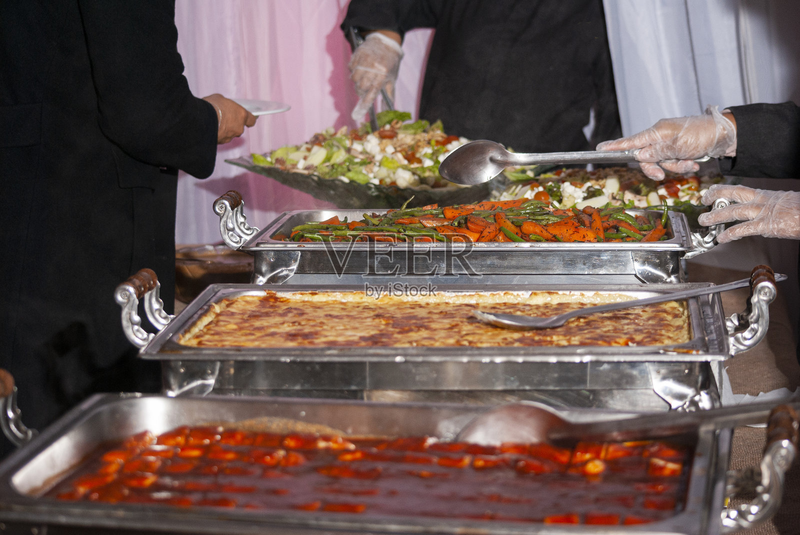 宴席上的食物，丰盛典雅的婚宴，准备好的食物。照片摄影图片