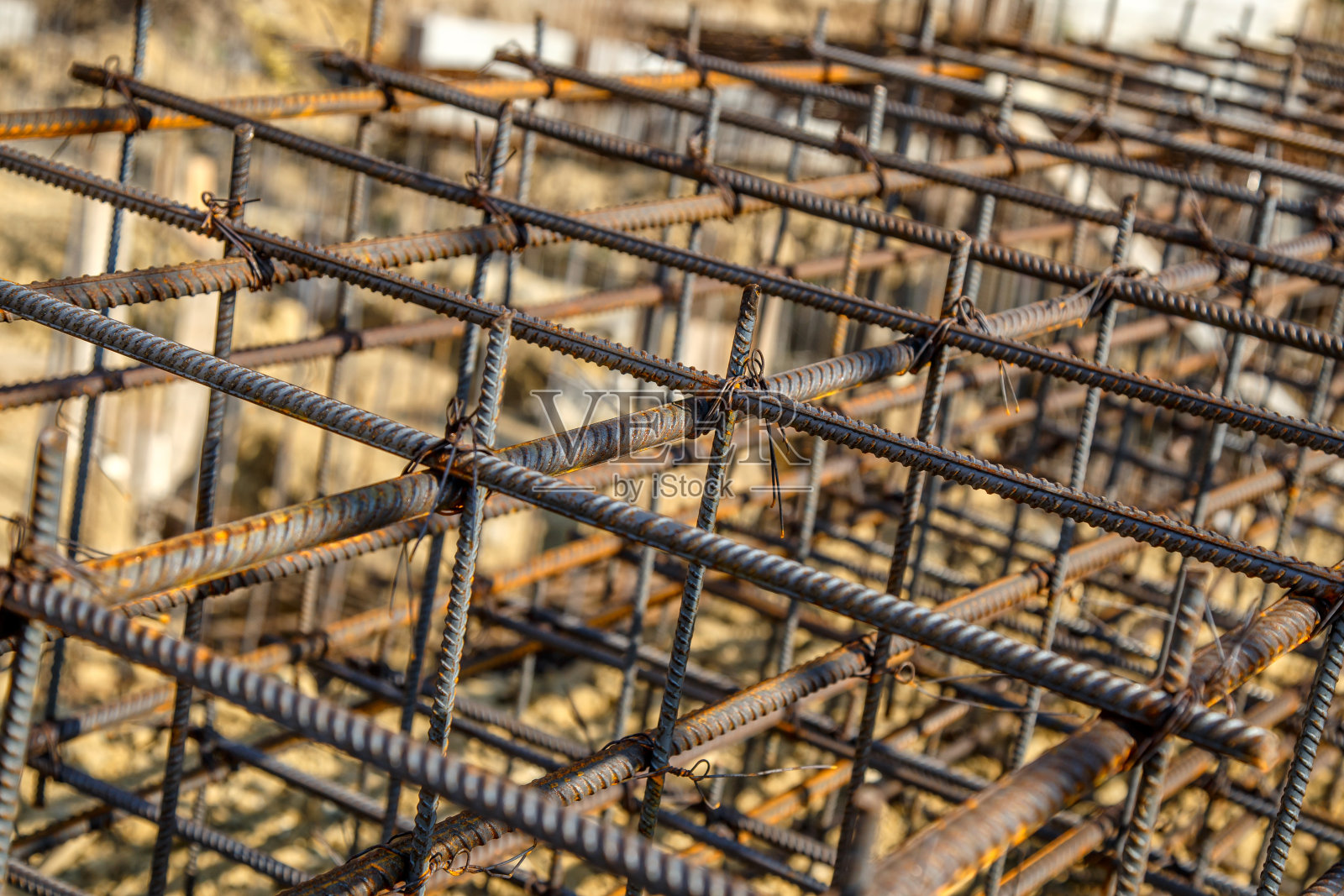 钢筋用于建筑现场的钢筋混凝土，具有建筑背景，工业背景。混凝土浇筑用生锈钢筋。照片摄影图片