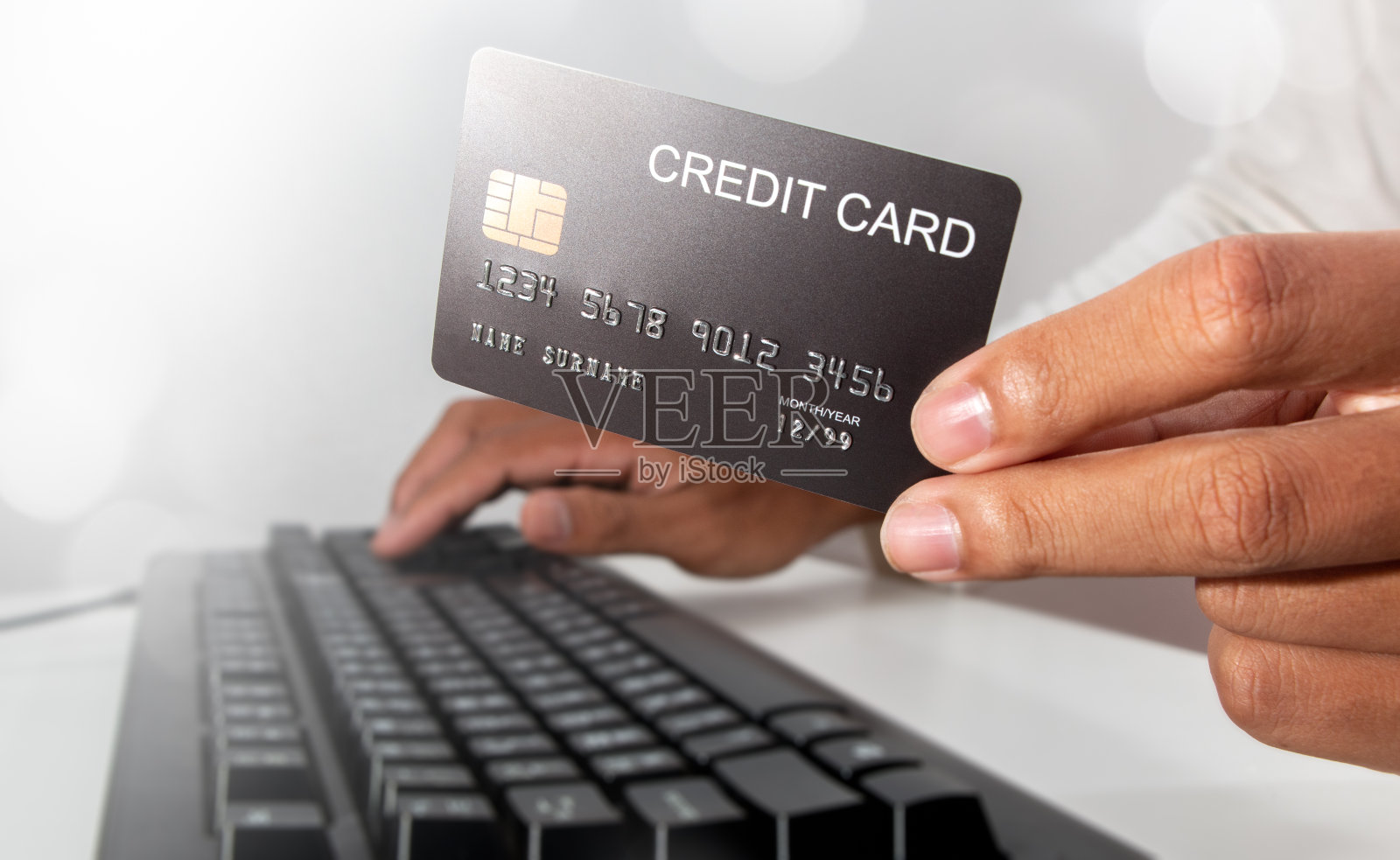 用信用卡在网上购物照片摄影图片