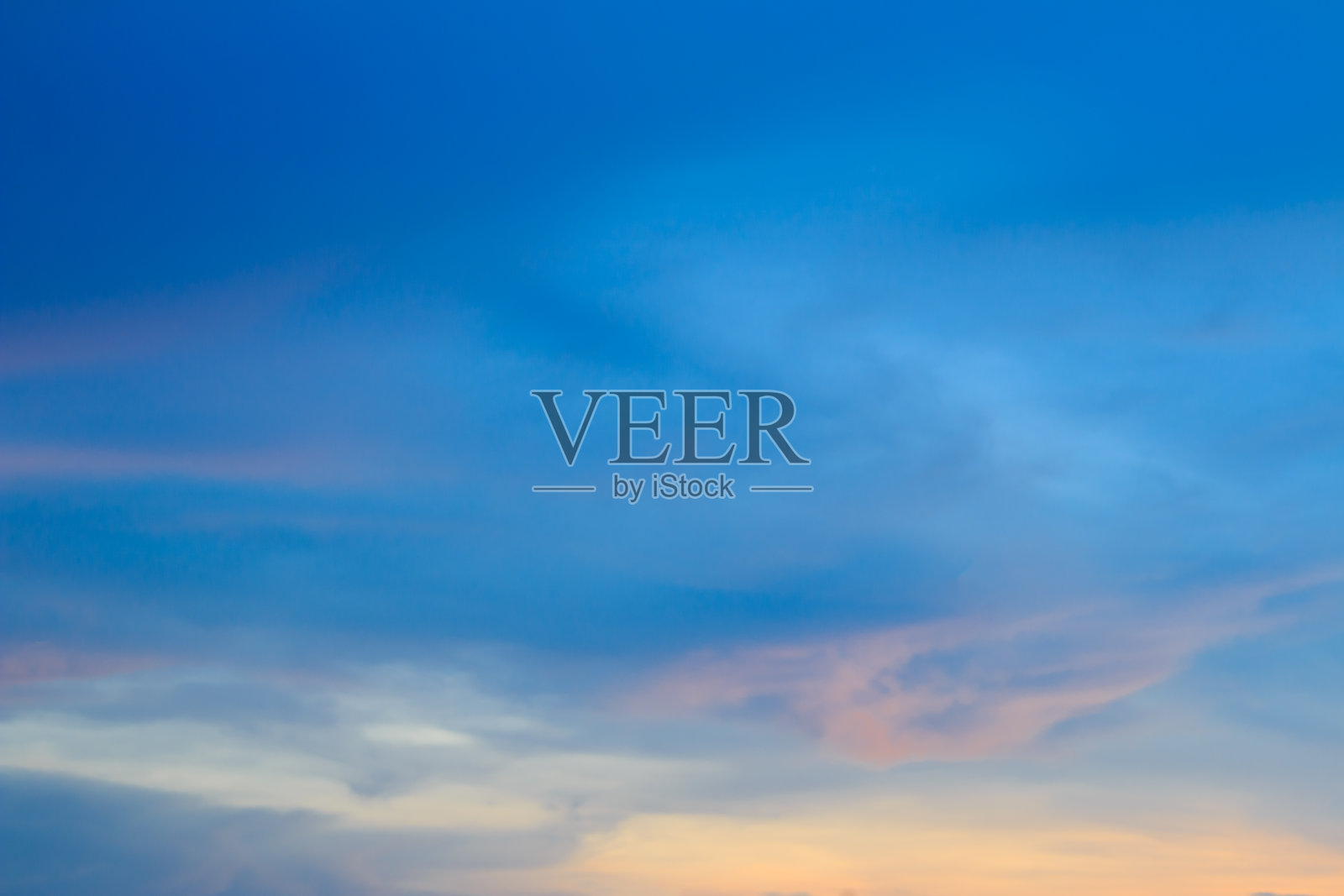 美丽多彩的天空和云在黄昏时间的背景照片摄影图片