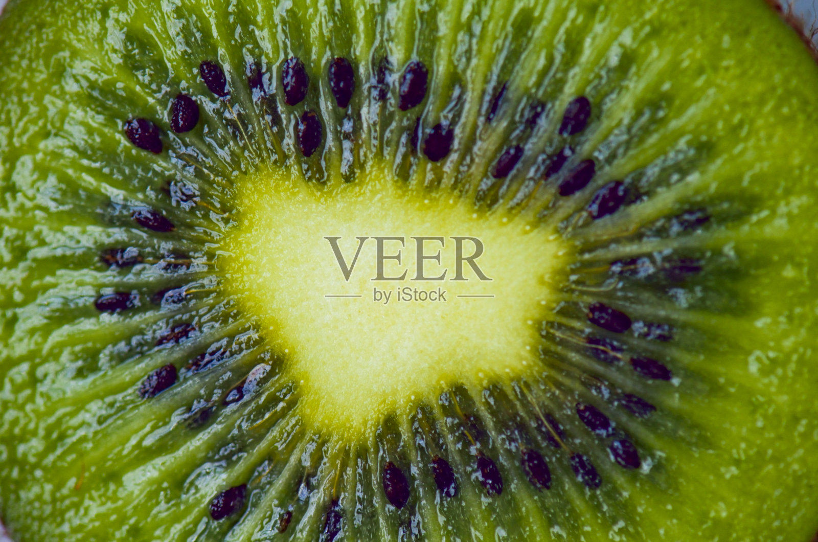 鲜嫩多汁的切片猕猴桃，背景模糊照片摄影图片