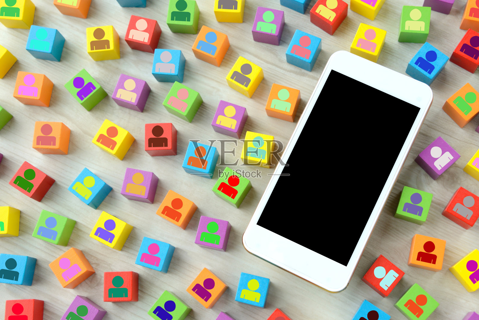 智能手机和彩色积木与人类象形文字照片摄影图片