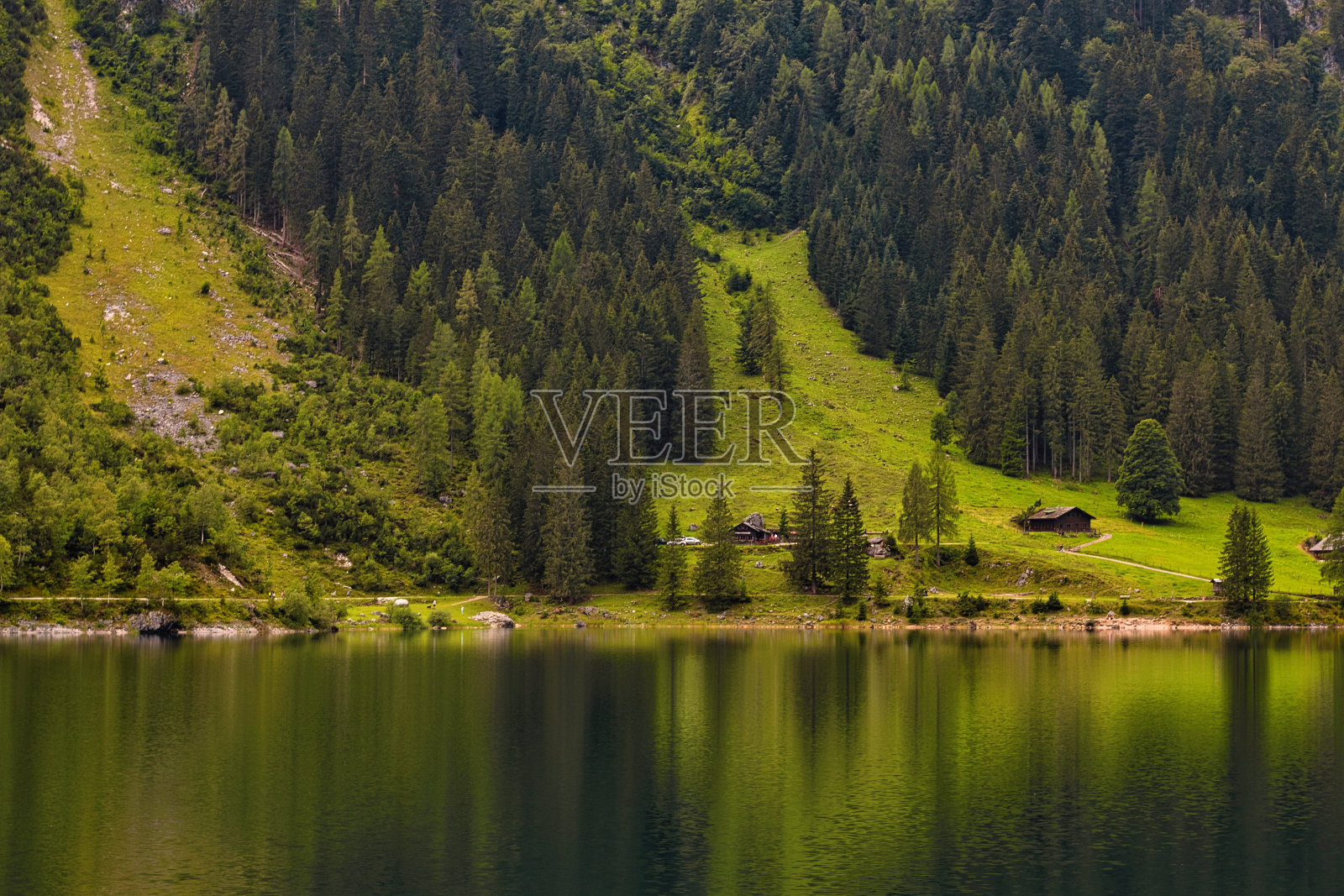 Gosausee湖上的小屋照片摄影图片