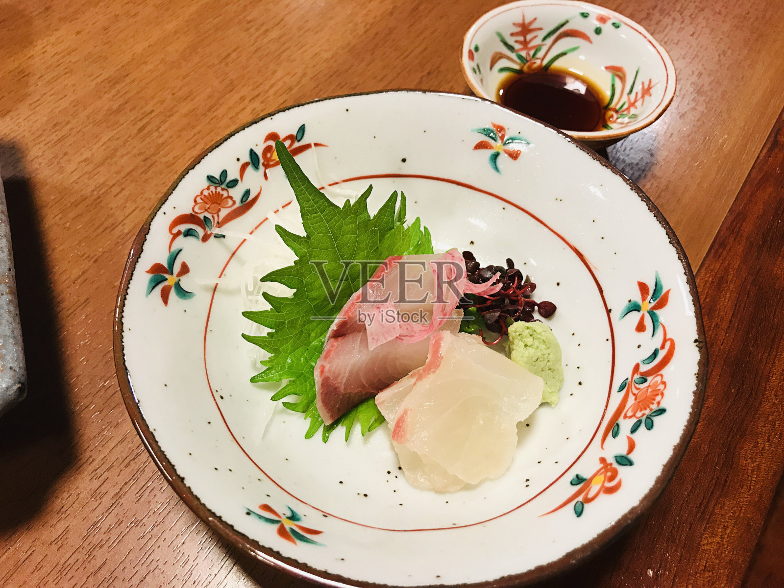 生鱼片配酱油的生鱼片或鱼片。照片摄影图片