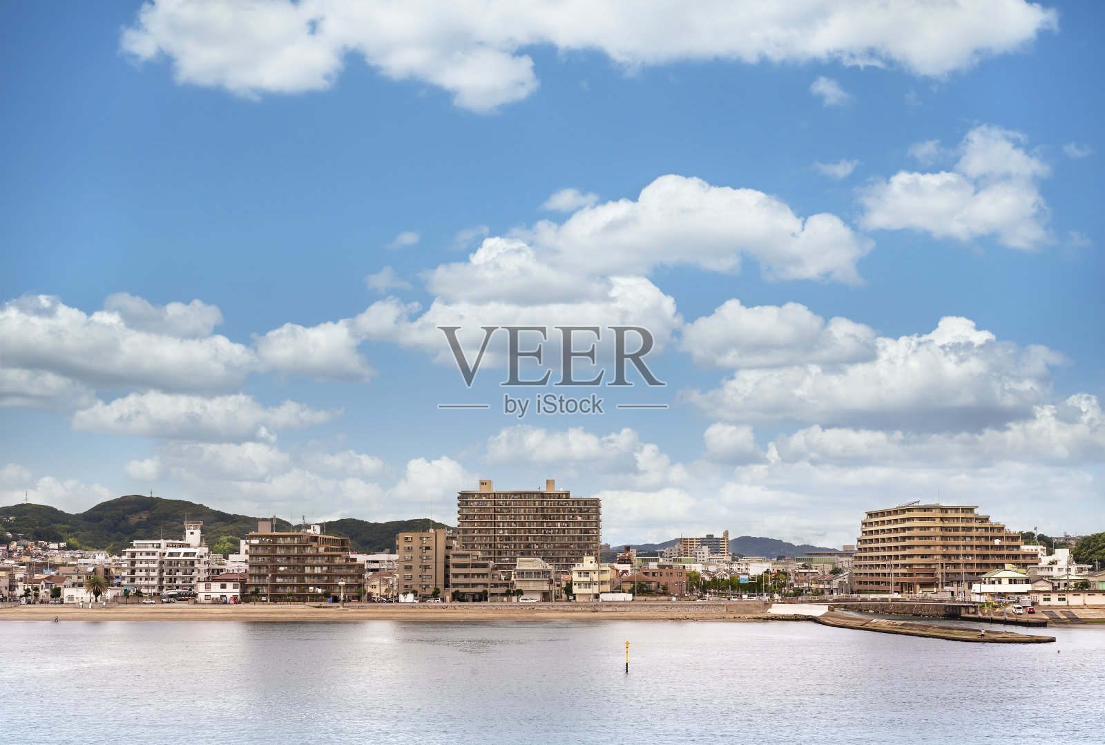 三浦半岛栗滨花公园前的栗滨海滩。照片摄影图片