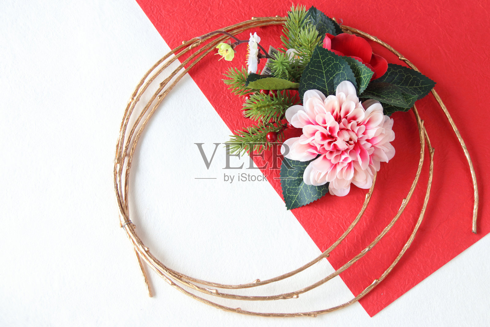 金枝花环——红白山茶花照片摄影图片