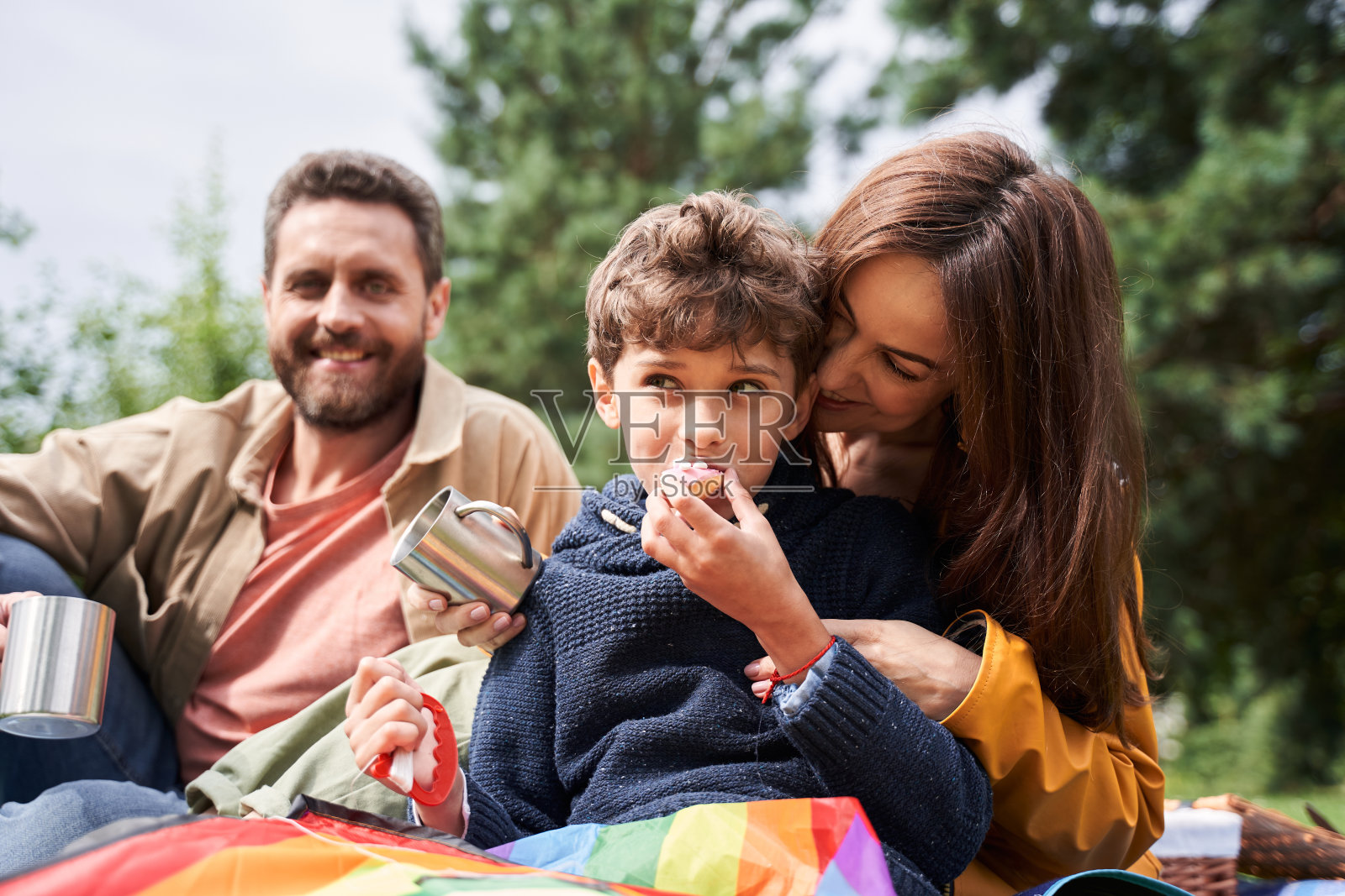 慈爱的父母和他们可爱的儿子在户外野餐照片摄影图片