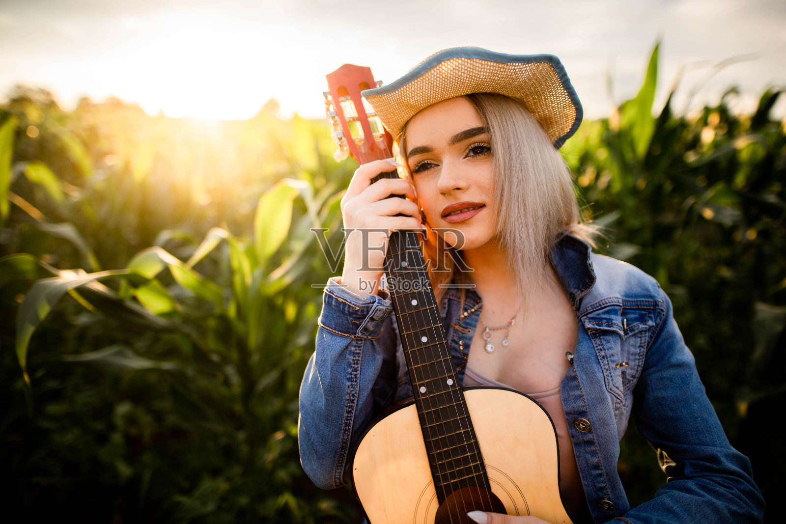 美丽的女孩喜欢在夏天照片摄影图片