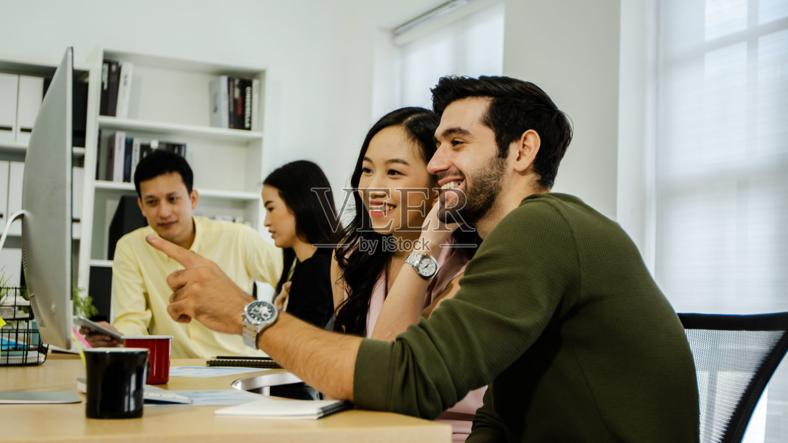 年轻创业团队头脑风暴和策划，一群人简要分析电脑，团队合作和创意理念照片摄影图片