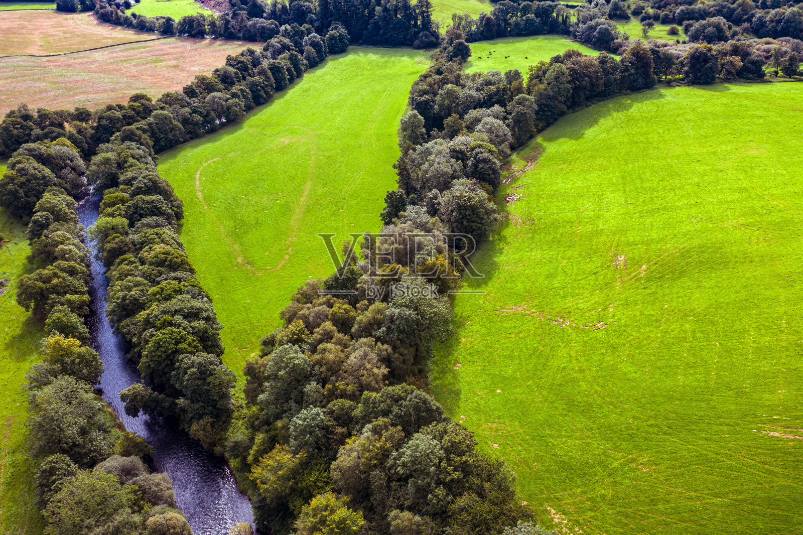 这是用无人机拍摄的一条流经苏格兰西南部农村地区邓弗里斯和加洛韦的河流照片摄影图片