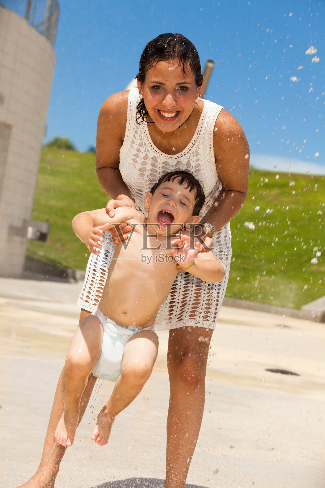 母亲和儿子在户外照片摄影图片