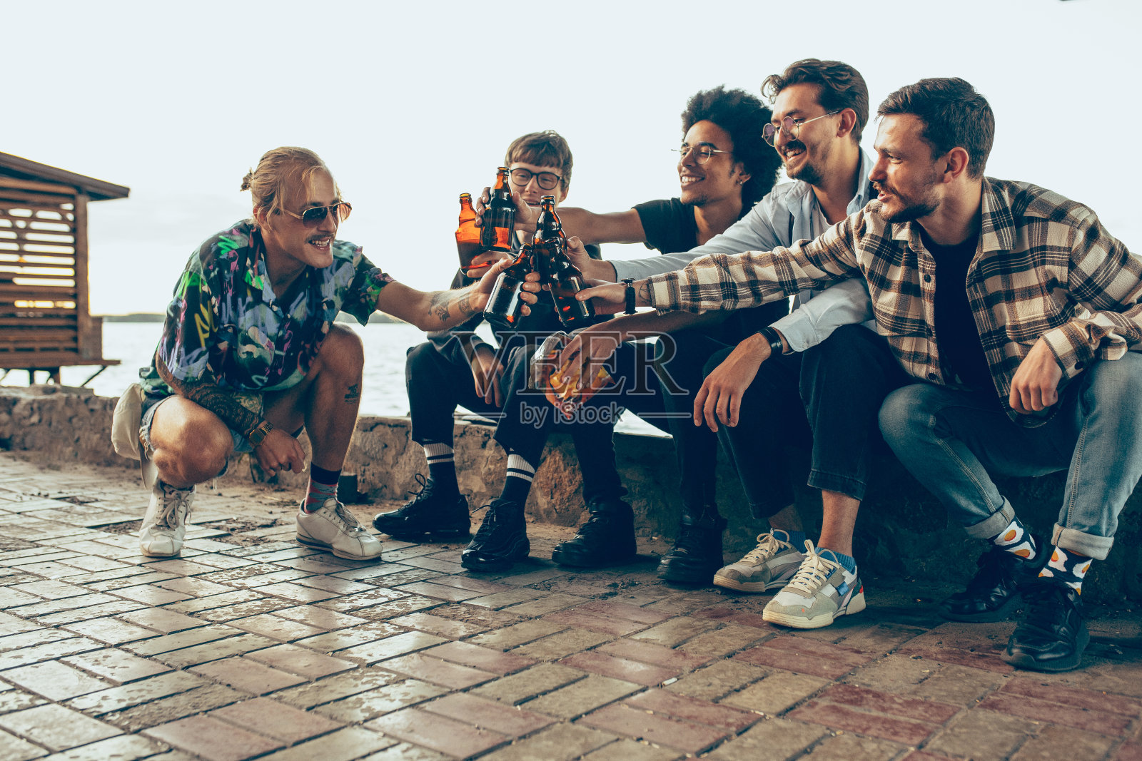 一群朋友在夏天庆祝、休息、玩乐和聚会照片摄影图片