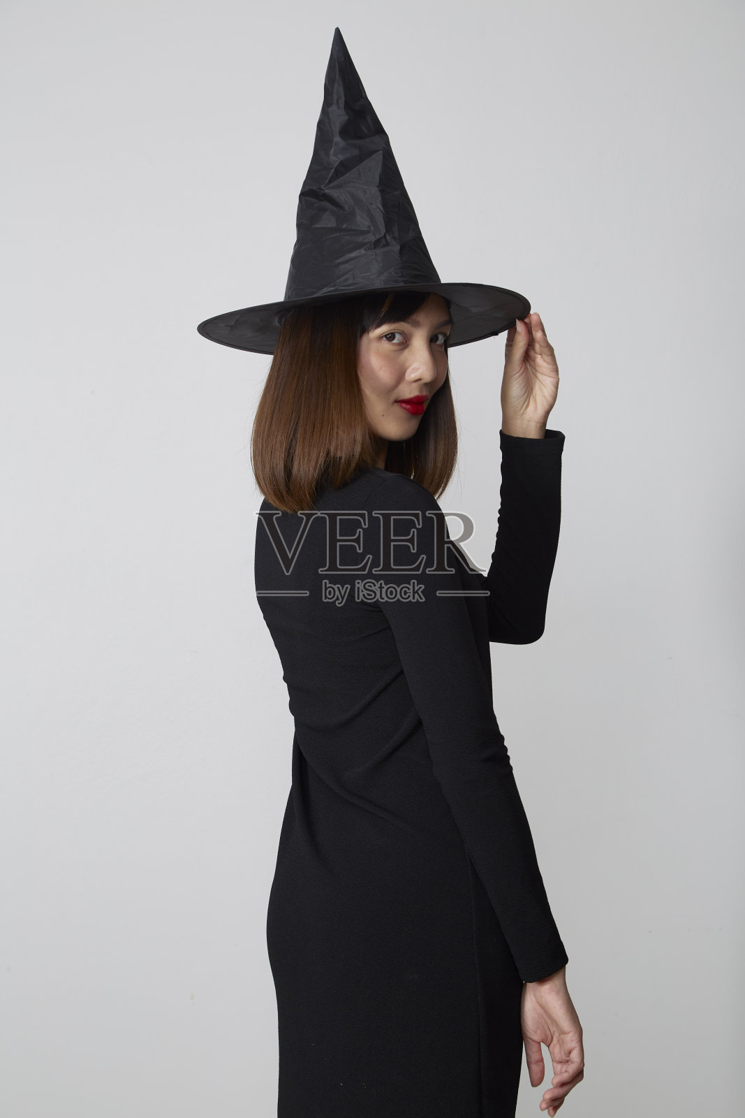 穿着女巫服装参加万圣节派对的女人照片摄影图片