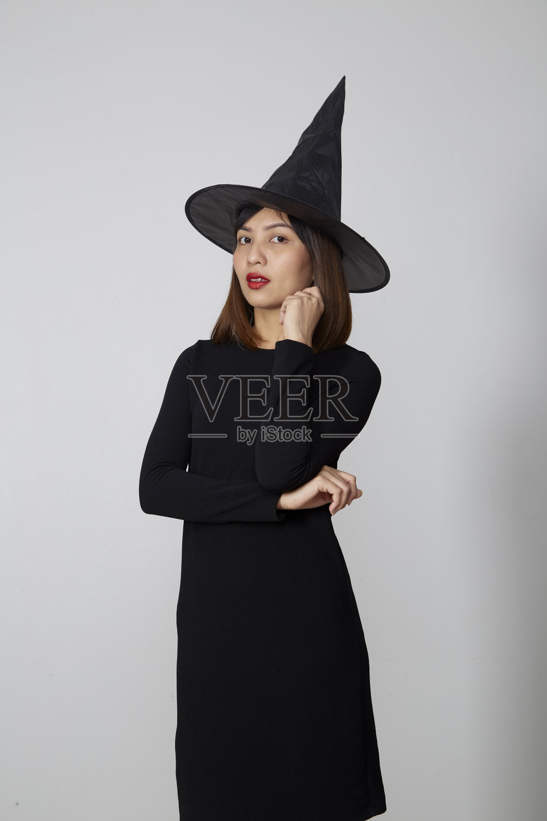 穿着女巫服装参加万圣节派对的女人照片摄影图片