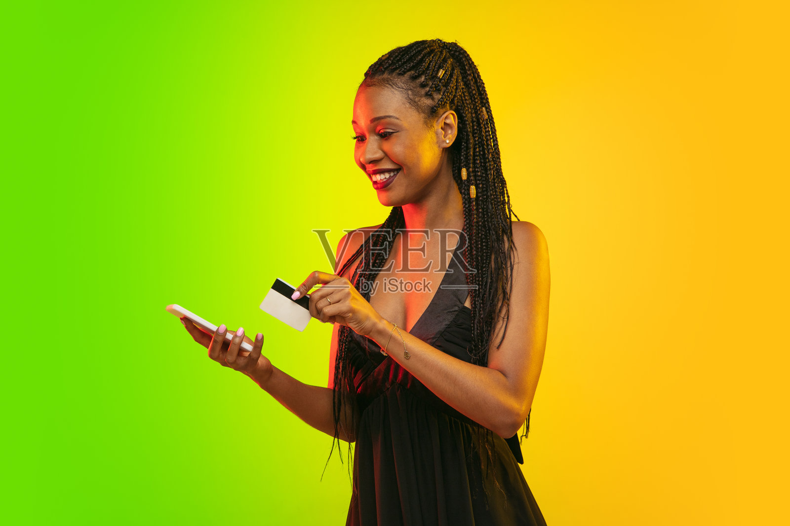 年轻女子的肖像在霓虹灯梯度背景。人类情感，黑色星期五，网络星期一，购买，销售，财务概念。照片摄影图片