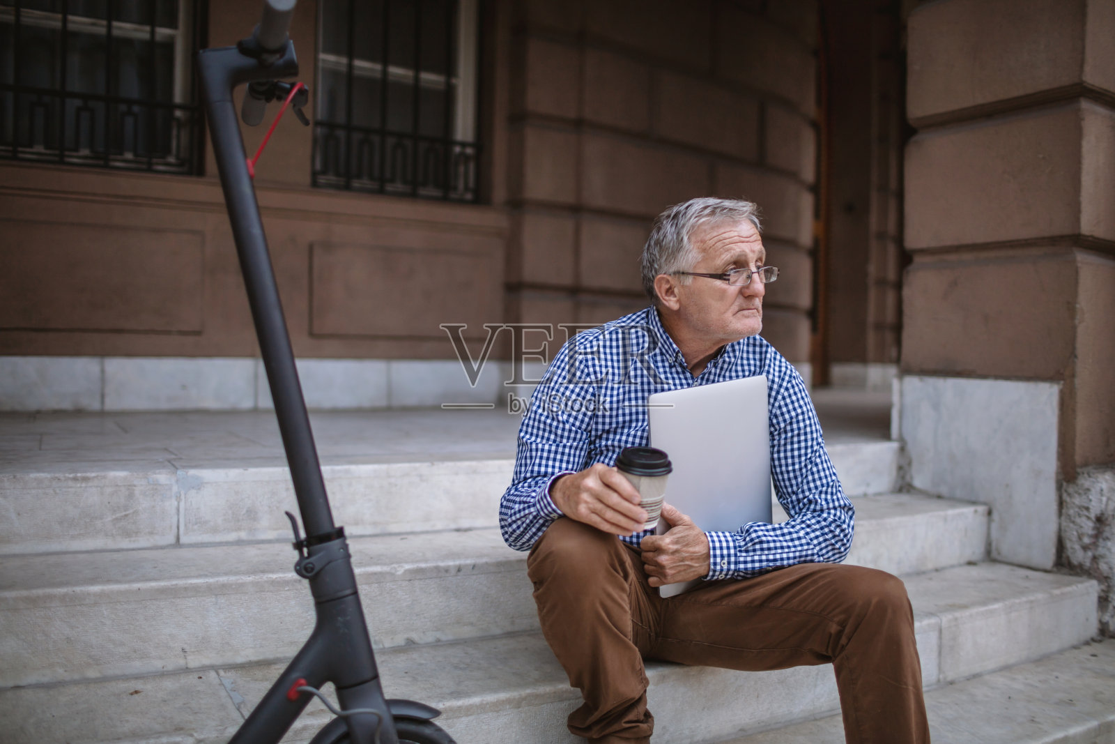 户外商务资深人士波特照片摄影图片