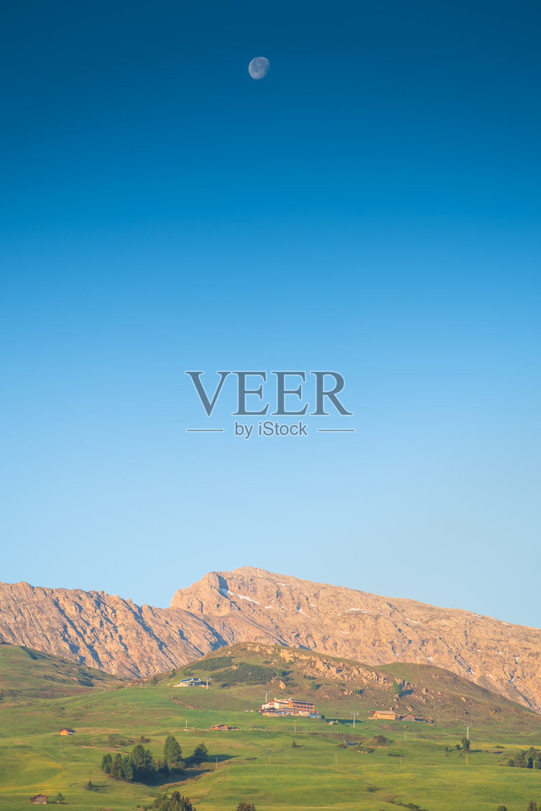 垂直拍摄的Seiser Alm (Alpe di Siusi在意大利)，一个最大的高山草地上的Seiser Alm (Alpe di Siusi在意大利)，最大的高山草地上的白云石，与Sassolungo和Sassopiatto峰的背景。照片摄影图片