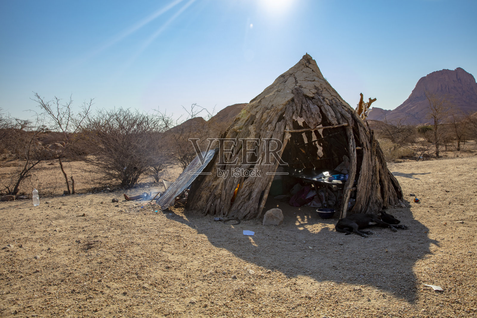 非洲纳米比亚辛巴村沙漠上的临时棚屋照片摄影图片